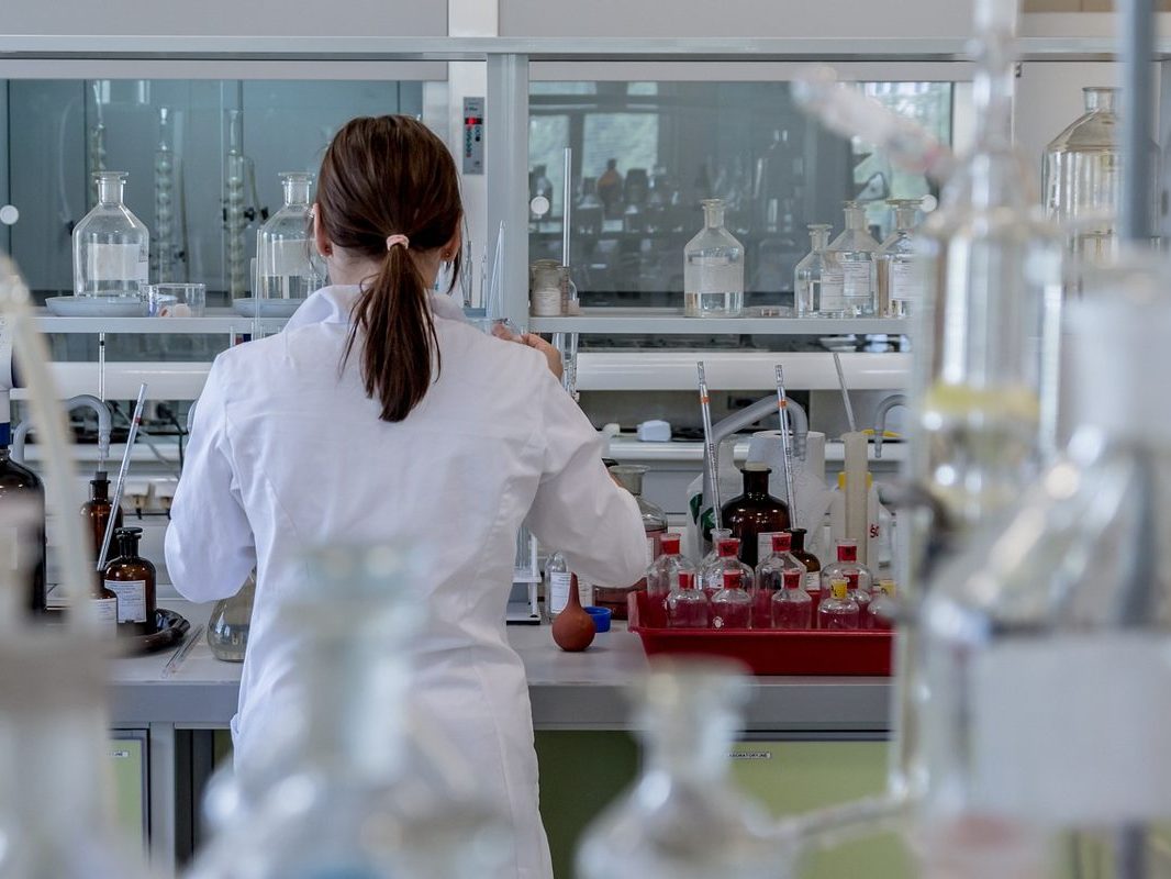 Técnica de laboratorio frente a su mesa de trabajo
