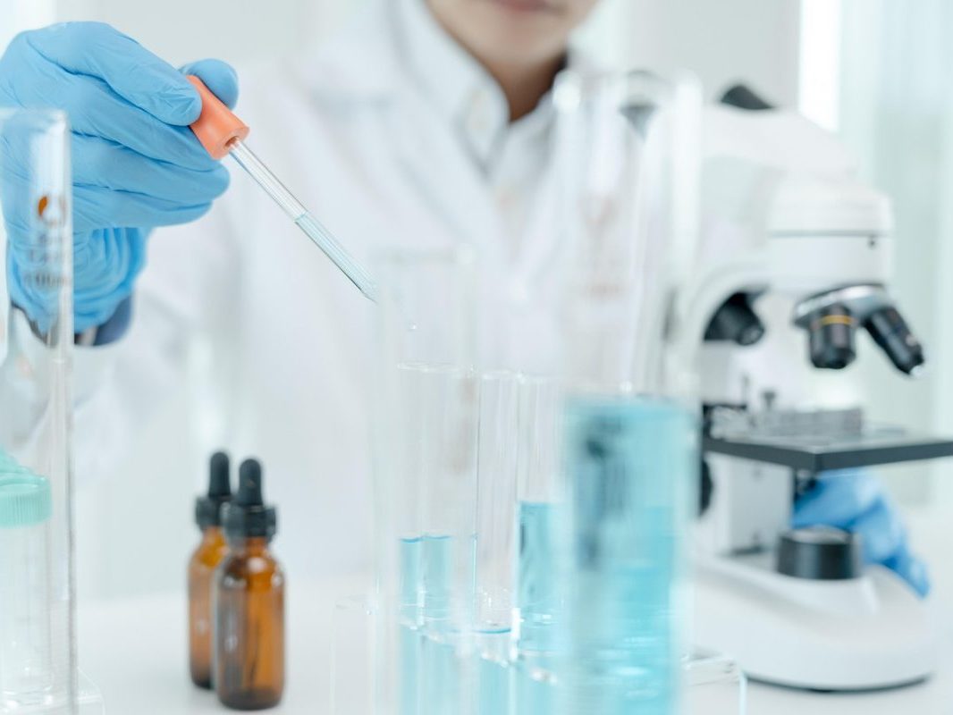 Pipeta, frascos de reactivo y microscopio